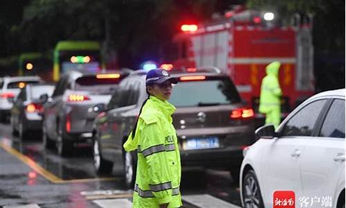 交警为高考保驾护航_交警暴雨高考护航